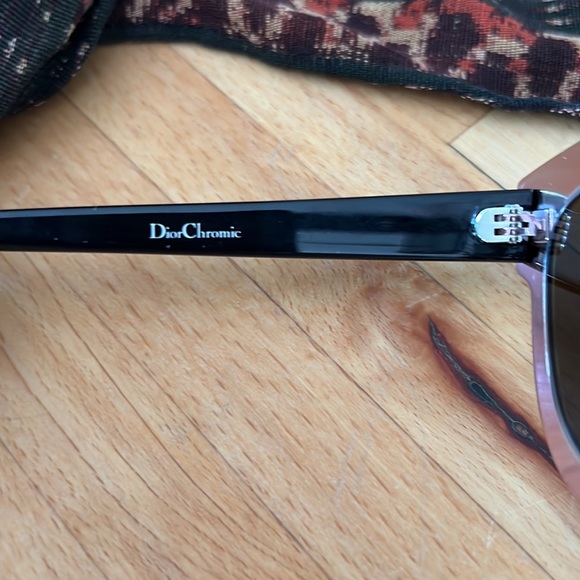 Like new Christian Dior sunglasses. Worn only 3 times. - Picture 4 of 11